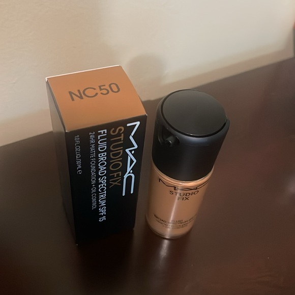 Studio Fix Fluid - Picture 2 of 3